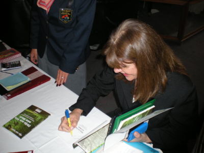 autografando o livro